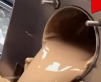 Funcionário é demitido do McDonald’s após expor cozinha do fast food Funcionário é demitido do McDonald’s após expor cozinha do fast food