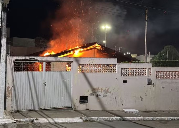 Residência pega fogo em Canindé de São Francisco Residência pega fogo em Canindé de São Francisco