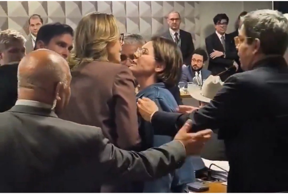 Deputada e Senadora protagonizam b4rraco na CPMI do INSS Deputada e Senadora protagonizam b4rraco na CPMI do INSS