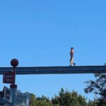Criança é resgatada em trilho suspenso após se perder dos pais em parque de diversão nos EUA