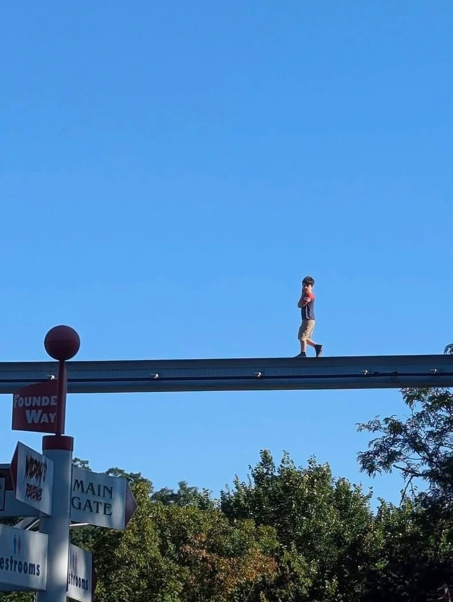 Criança é resgatada em trilho suspenso após se perder dos pais em parque de diversão nos EUA