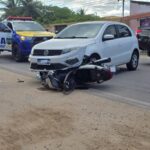 Mulher fica ferida em acidente envolvendo carro e ciclomotor Aracaju