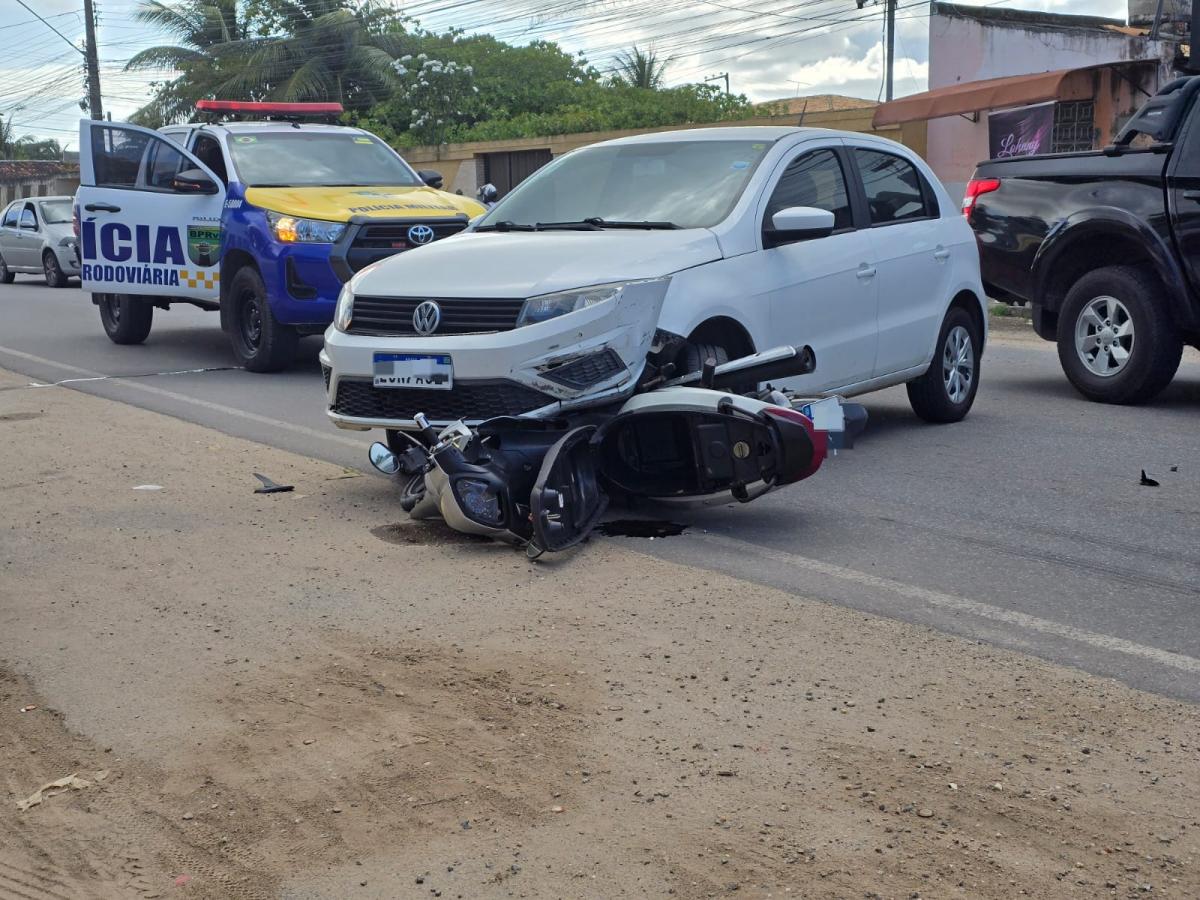Mulher fica ferida em acidente envolvendo carro e ciclomotor Aracaju