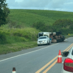 Carreta carregada de adubo capota na  BR-235 em  Areia Branca