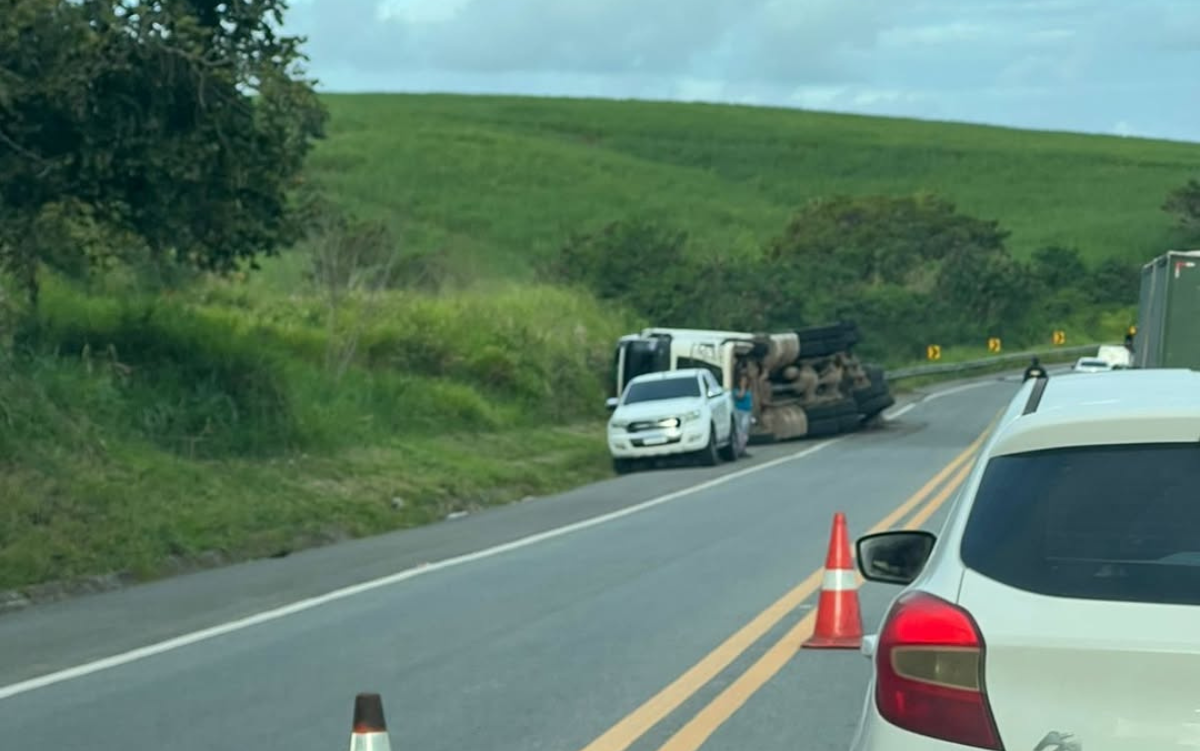 Carreta carregada de adubo capota na  BR-235 em  Areia Branca