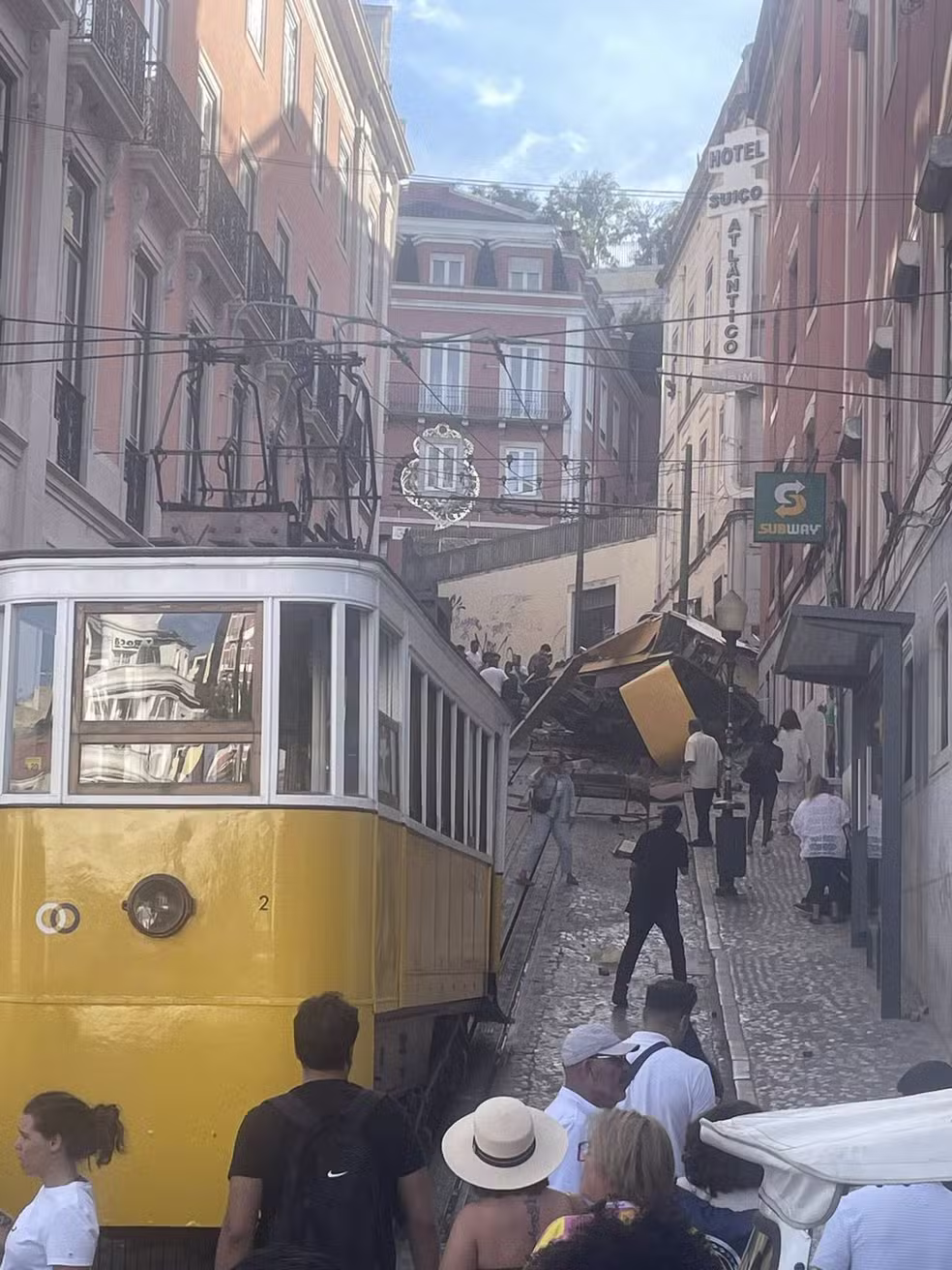 Cabo do Bondinho de Lisboa rompe e deixa três pessoas mort4s Cabo do Bondinho de Lisboa rompe e deixa três pessoas mort4s