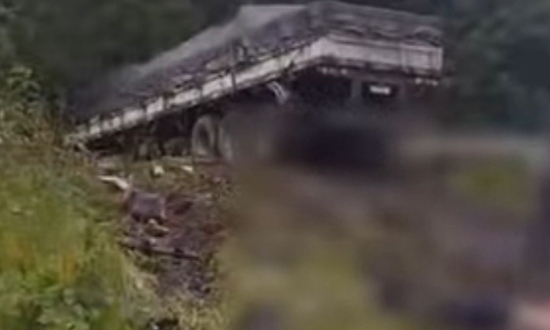 Acidente entre carreta e picape deixa uma vítima fatal em Estância Acidente entre carreta e picape deixa uma vítima fatal em Estância