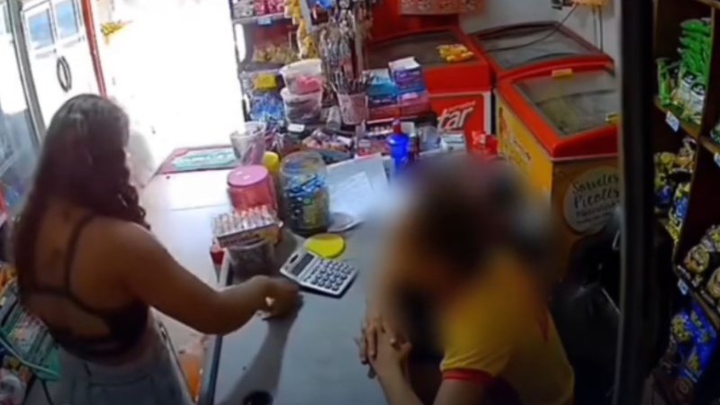 Mulher agr1d3 funcionária de loja após o filho dela comprar figurinhas e doces sem permissão
