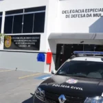 Mulher é presa após jogar água quente no corpo do filho de 10 anos durante crise de fúria