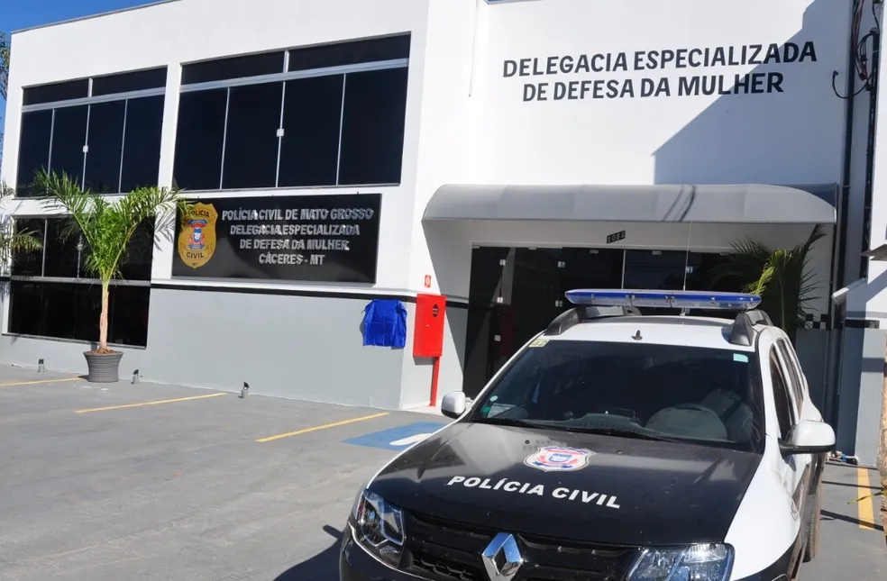Mulher é presa após jogar água quente no corpo do filho de 10 anos durante crise de fúria