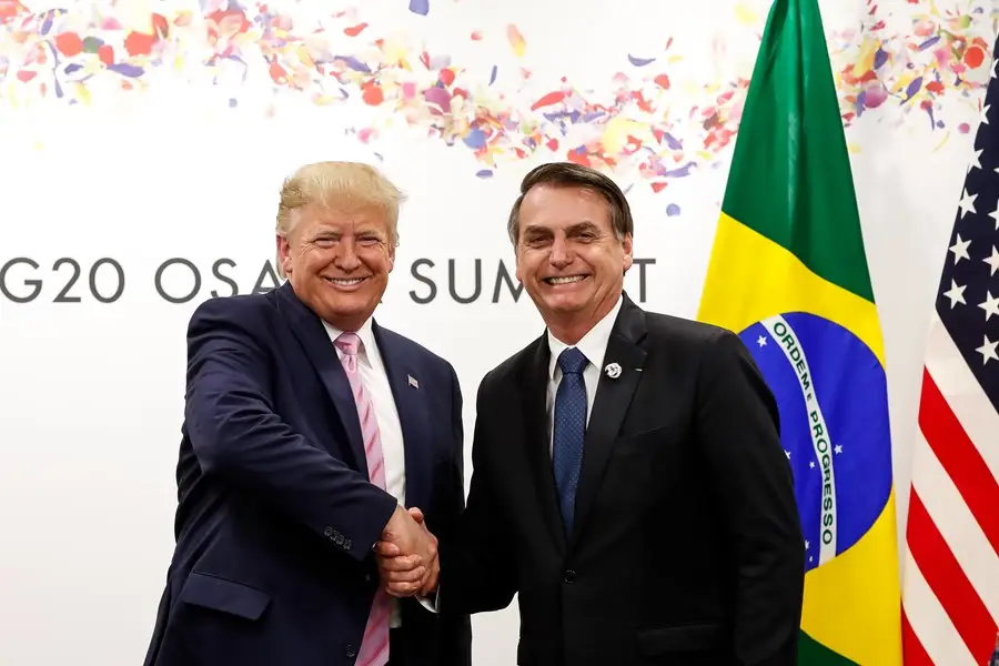 Trump deve impor novas tarifas ao Brasil caso Bolsonaro seja condenado, afirma jornal britânico