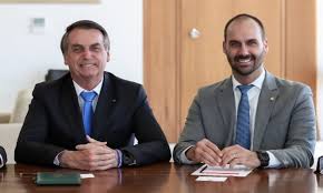 Eduardo Bolsonaro afirma que pode concorrer à Presidência em 2026 se seu pai for impedido