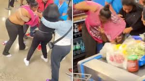 Funcionária do Walmart é agredida por grupo de mulheres em loja nos EUA