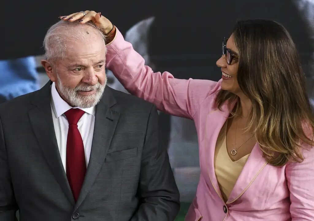 Janja faz gesto de desaprovação após Lula afirmar que vai levá-lá para encontro com Trump