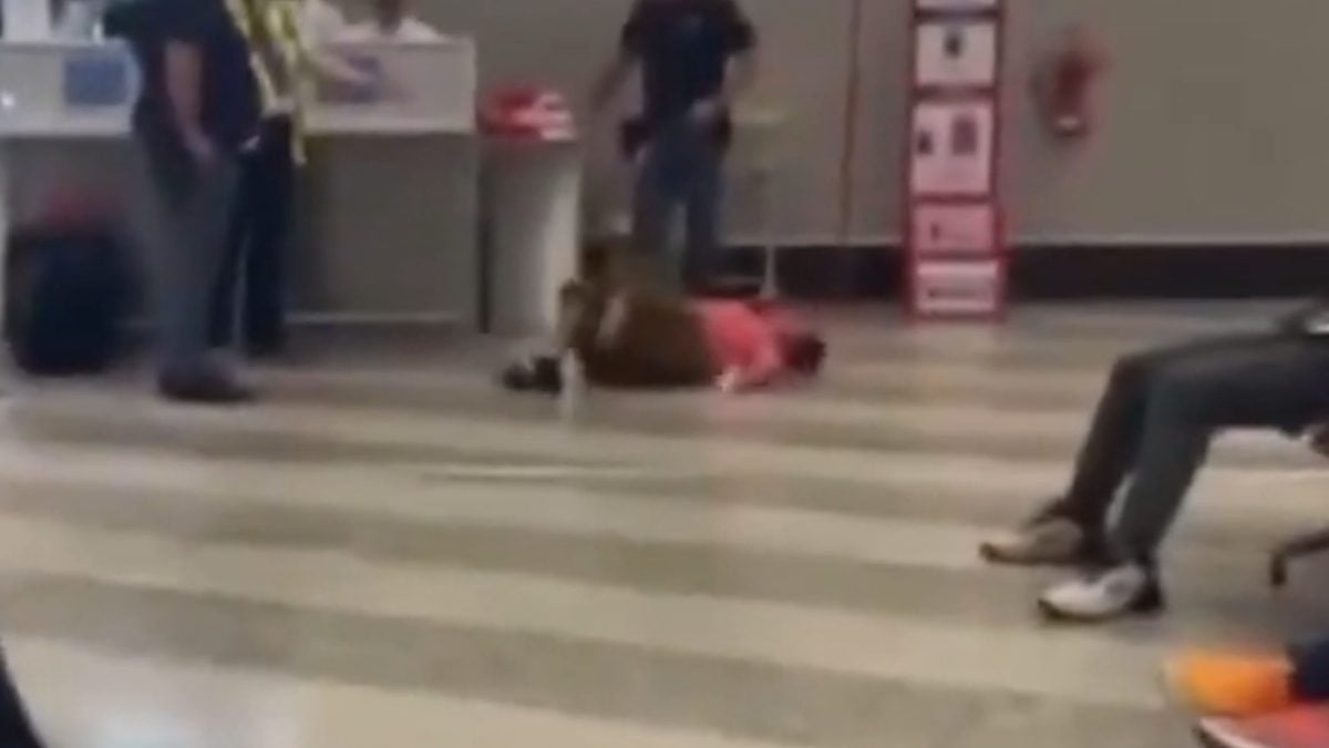 Turista chinesa tem ataque de raiva e esperneia em aeroporto italiano após ouvir que sua mala excedeu o limite de peso