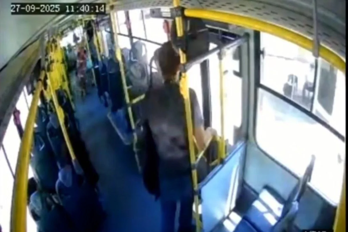Idosa fica gravemente ferida após cair de ônibus no momento em que desembarcava