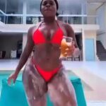 Jojo Todynho aparece exibindo suas curvas e muito samba no pé