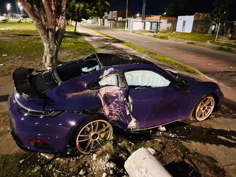 Condutor de carro de luxo fica ferido após colisão no bairro Santa Maria