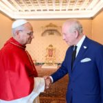 Rei Charles III participa de celebração católica com o Papa Leão XIV, marcando reconciliação histórica após 500 anos