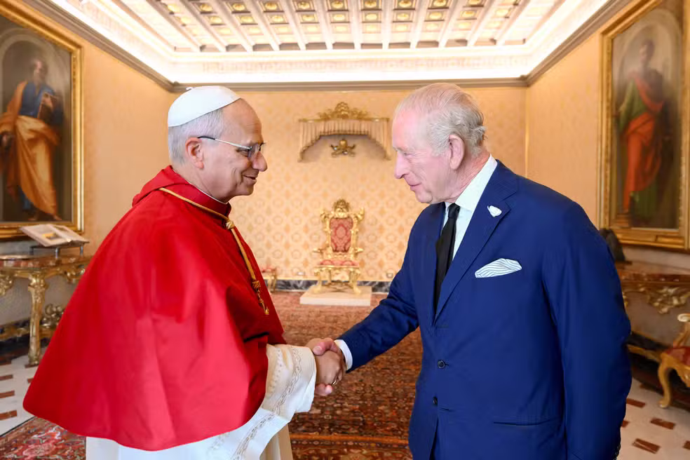 Rei Charles III participa de celebração católica com o Papa Leão XIV, marcando reconciliação histórica após 500 anos