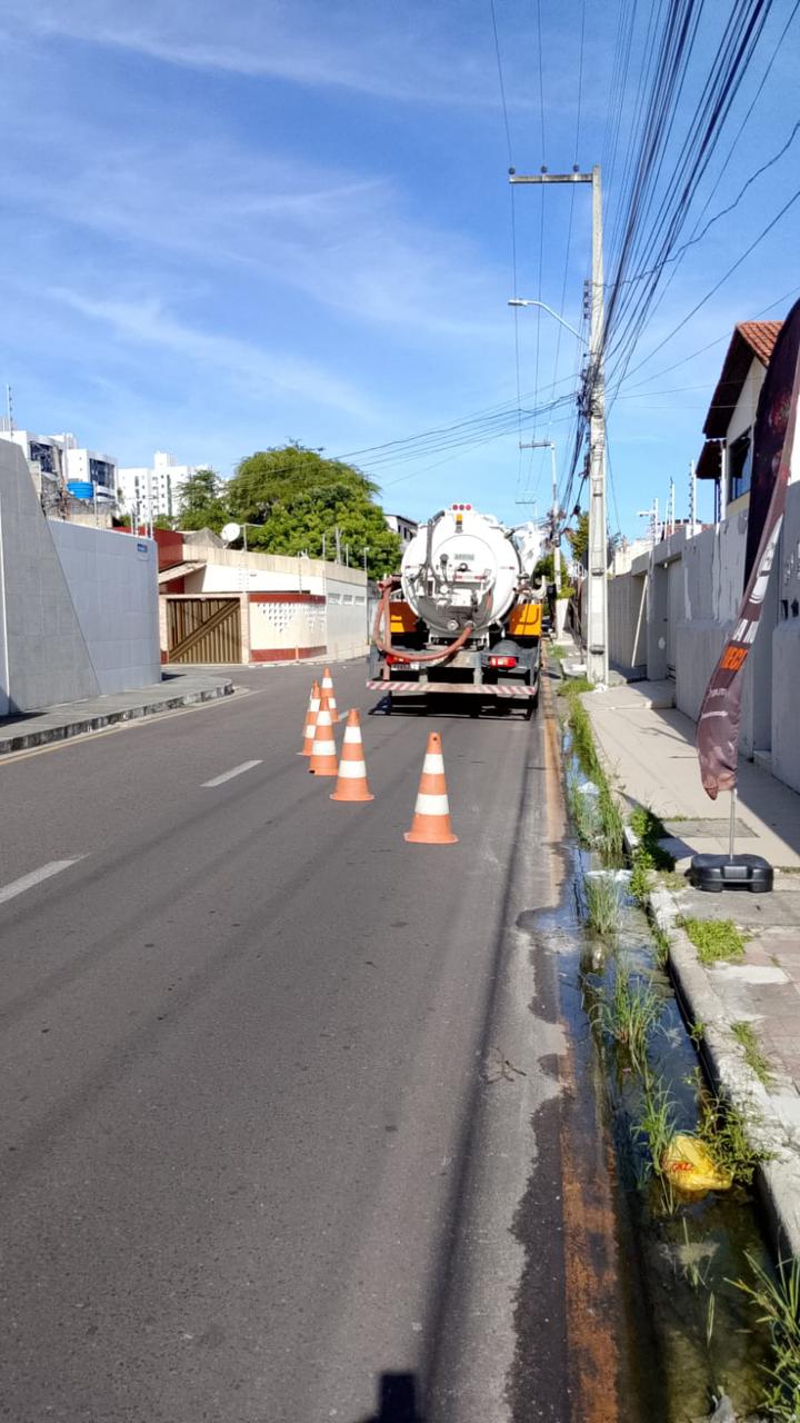 Iguá Sergipe envia equipe para apurar denúncia de esgoto a céu aberto no bairro Luzia, em Aracaju