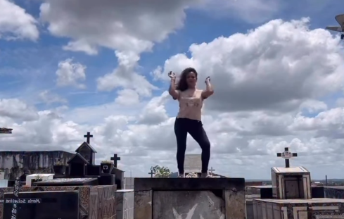 Jovem grava vídeo dançando em cima de túmulo de cemitério em Propriá