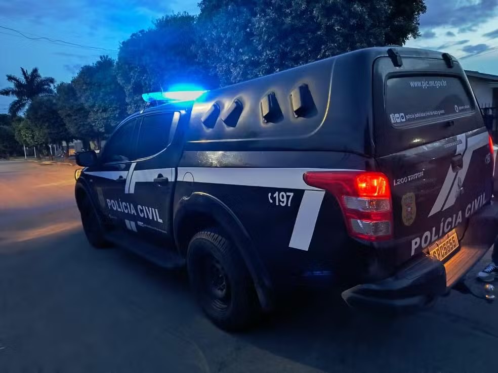 Homem é preso após perseguir a mãe com pedaço de pau por não fazer almoço