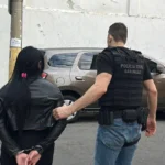 Mulher trans é presa após agredir e roubar R$ 12 mil de um cliente durante um programa