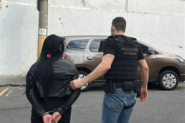 Mulher trans é presa após agredir e roubar R$ 12 mil de um cliente durante um programa