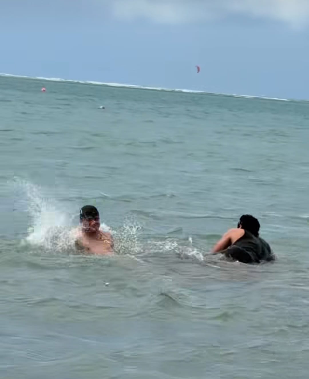 Nattan e Natanzinho curtem praias de Maceió após saída de show Nattan e Natanzinho curtem praias de Maceió após saída de show