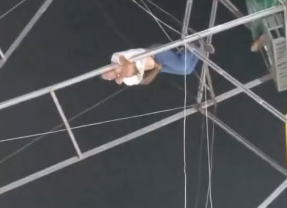 Homem fica pendurado em estrutura de roda-gigante após assento ceder no AC Homem fica pendurado em estrutura de roda-gigante após assento ceder no AC