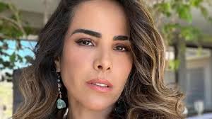 Wanessa Camargo é criticada após ir ao teatro com bolsa mofada e sapato saindo do pé Wanessa Camargo é criticada após ir ao teatro com bolsa mofada e sapato saindo do pé