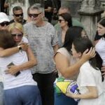 Clima de comoção marca despedida de policiais mortos em operação no RJ