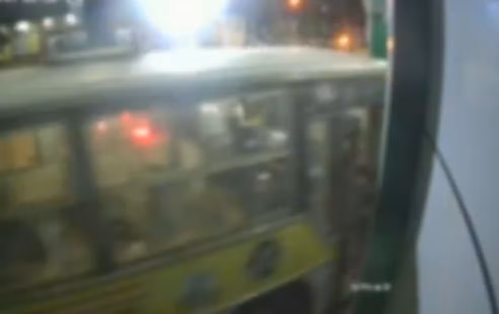 Ônibus desgovernado assusta moradores de Itabaiana Ônibus desgovernado assusta moradores de Itabaiana