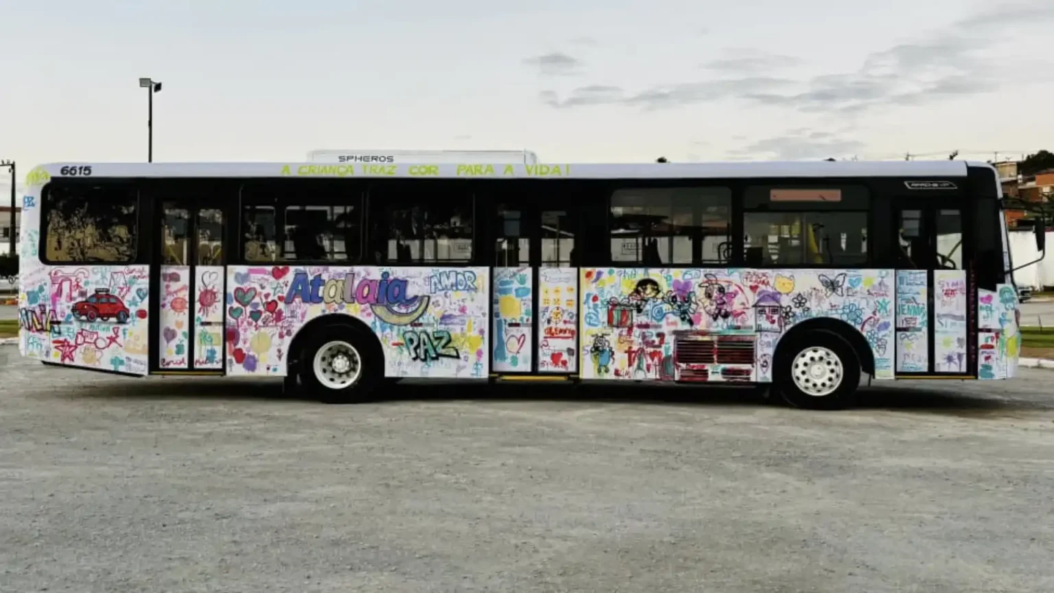 Prefeitura de Aracaju convida a criançada para pintura de ônibus coletivo no Parque da Sementeira