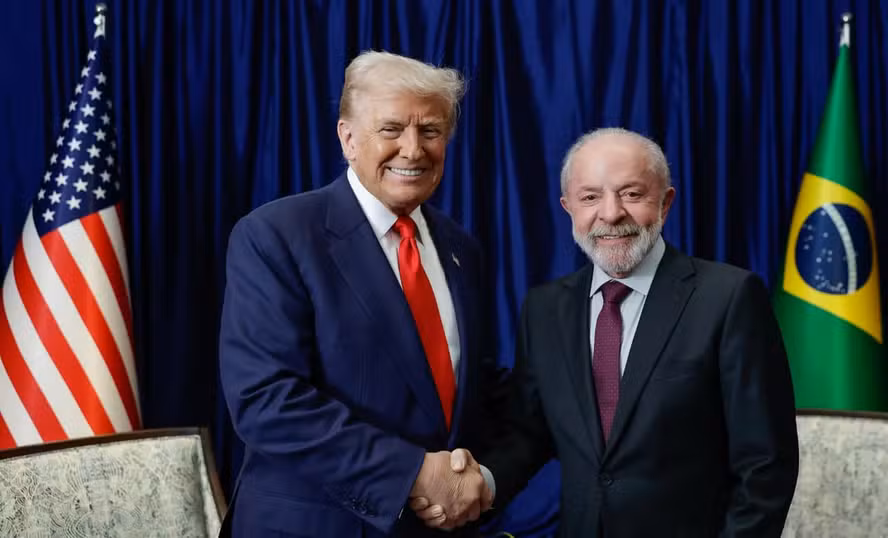 Trump deseja feliz aniversário para Lula durante conversa com jornalistas na Malásia