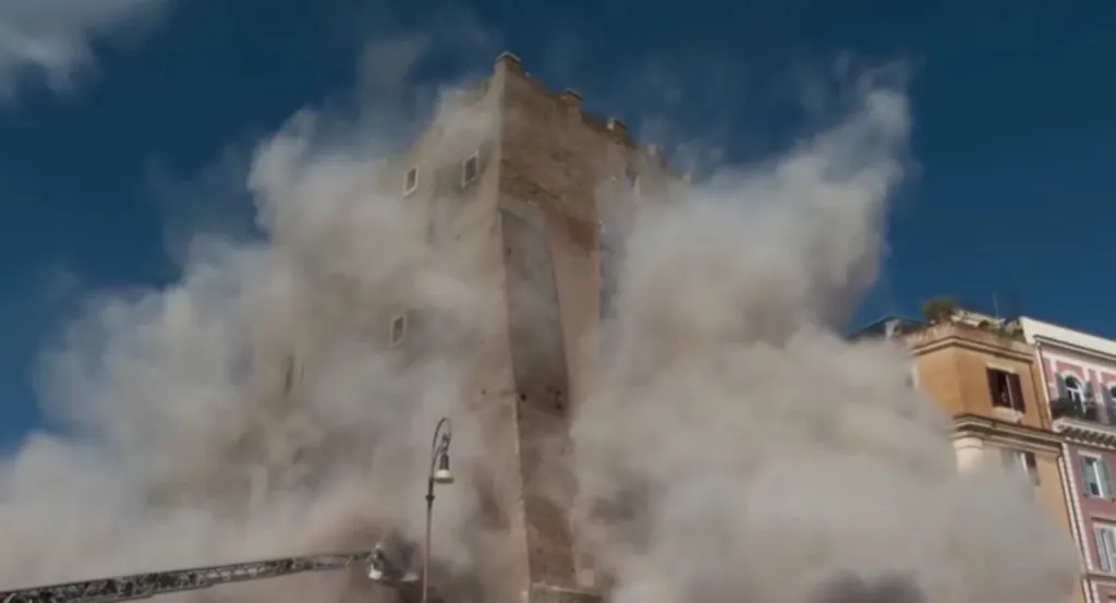 Torre medieval desaba parcialmente e deixa um ferido em estado grave em Roma