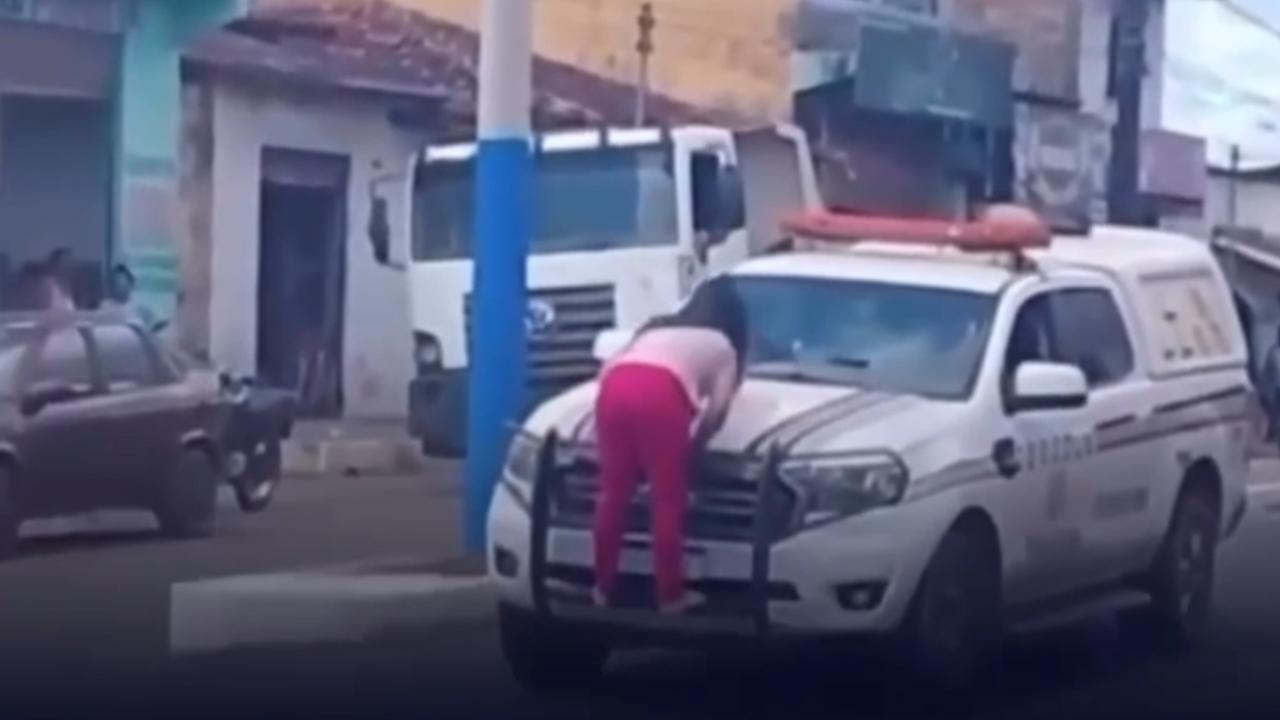 Mulher tenta impedir prisão de vice-prefeito após ser agredida por ele