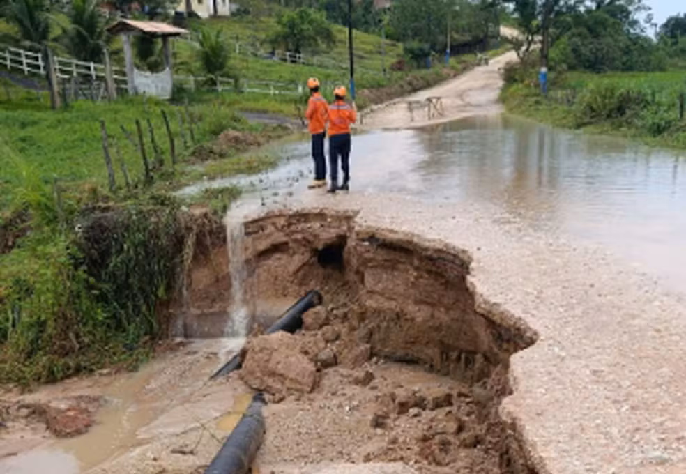 Fortes chuvas causam rompimento de adutora em Umbaúba Fortes chuvas causam rompimento de adutora em Umbaúba