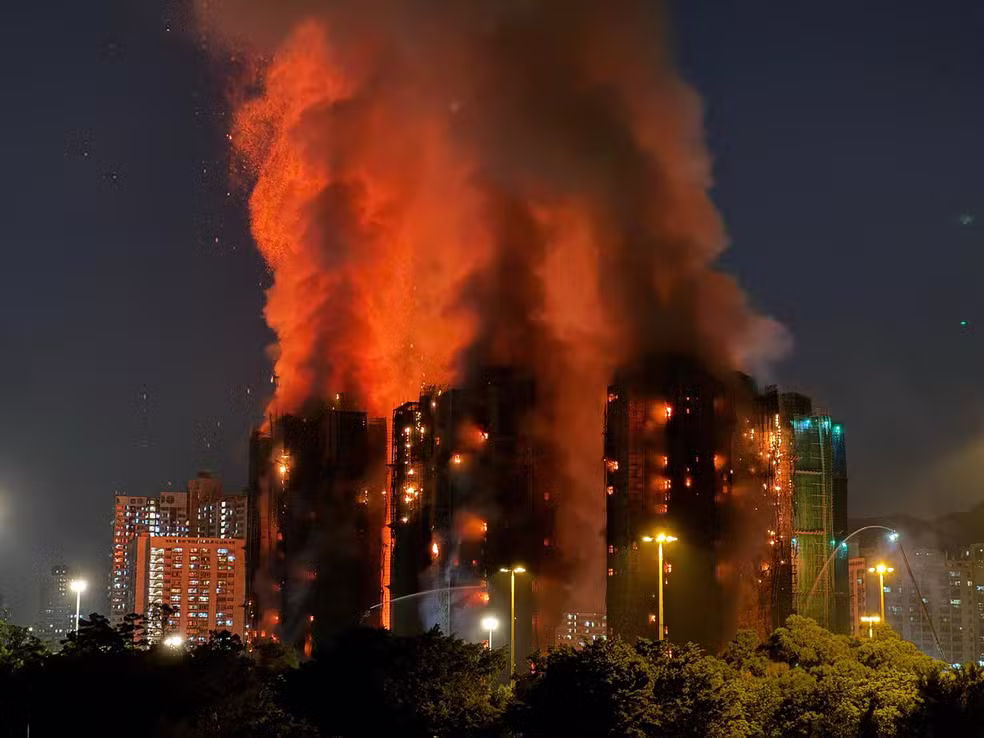 Incêndio em prédios de Hong Kong deixa 128 pessoas m0rtas Incêndio em prédios de Hong Kong deixa 128 pessoas m0rtas