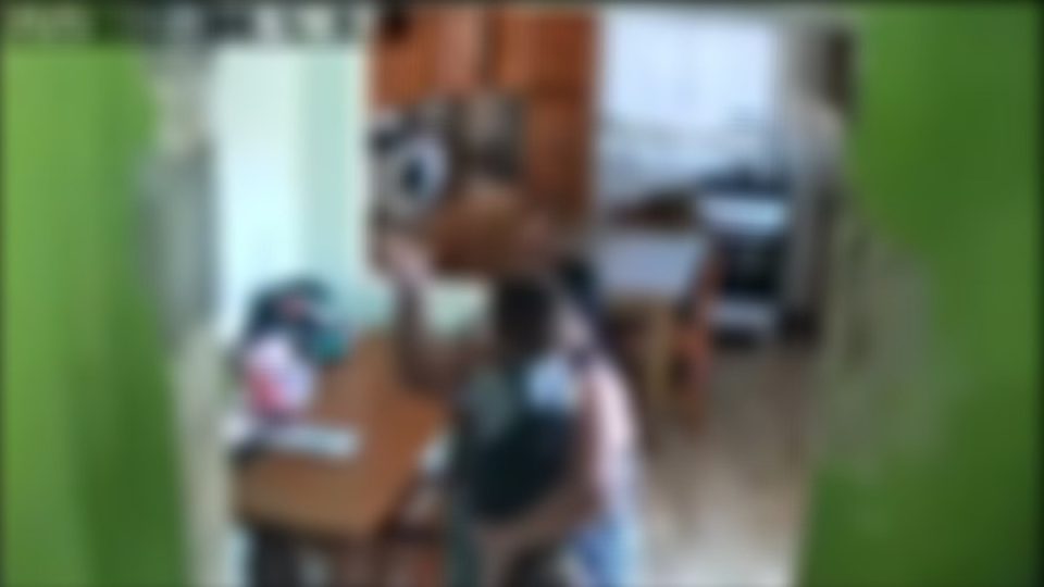 Babá é flagrada agredind0 criança de 2 anos em Curitiba Babá é flagrada agredind0 criança de 2 anos em Curitiba