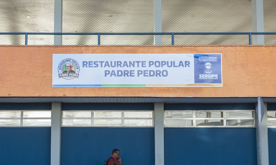 Beneficiários do Padre Pedro merecem melhores estruturas, enquanto aguardam entrega das refeições