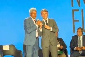 Jerônimo Rodrigues (PT) interrompe presidente da França durante evento na Bahia