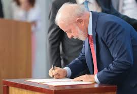 Lula sanciona a lei que proíbe o uso de linguagem neutra em atos do governo