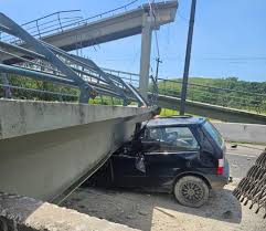 Passarela desaba após colisão com caminhão na BR-116 e deixa um morto no Rio de Janeiro