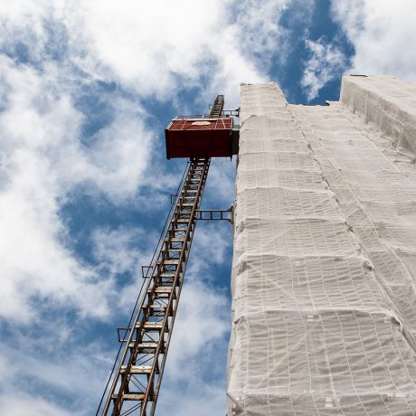 Dois trabalhadores ficam feridos após elevador de obra apresentar problema em Aracaju