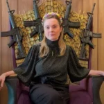“Game Of Santa Catarina”: Deputada bolsonarista posa ao lado de fuz1s