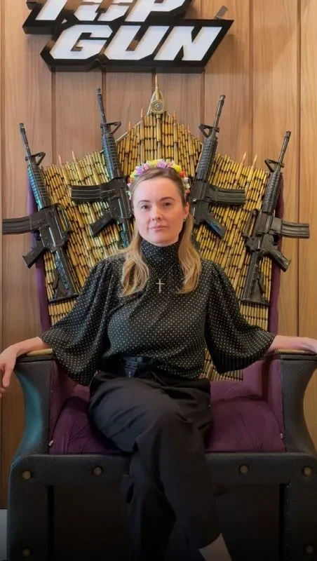 “Game Of Santa Catarina”: Deputada bolsonarista posa ao lado de fuz1s