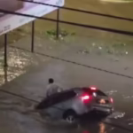 Motorista é engolido por buraco durante enxurrada na Bahia