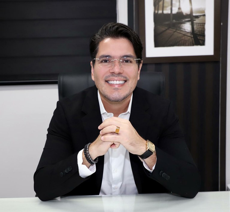 Dr. Rubens Moreira recebe título de Cidadão Aracajuano Dr. Rubens Moreira recebe título de Cidadão Aracajuano
